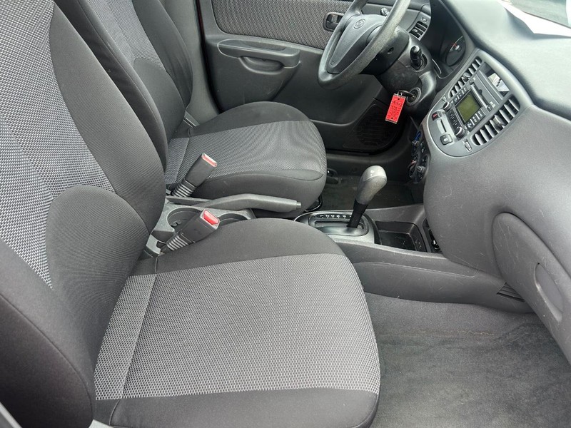 Kia Rio Vehicle Full-screen Gallery Image 03