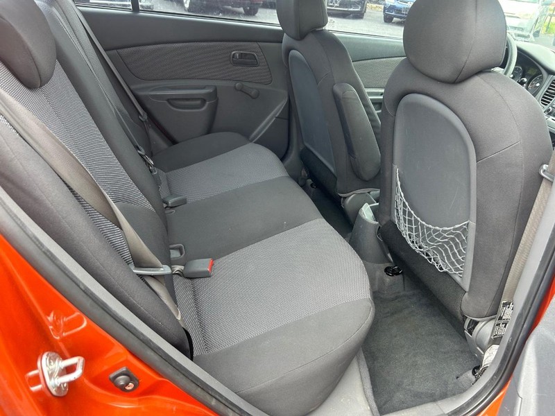 Kia Rio Vehicle Full-screen Gallery Image 04