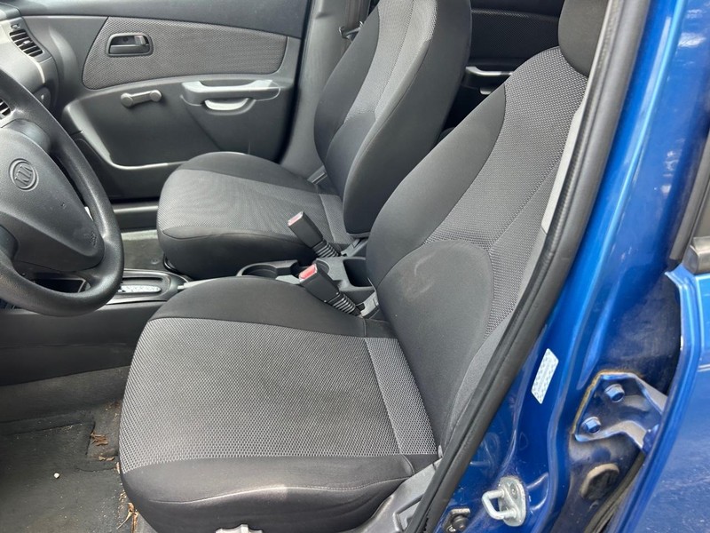 Kia Rio Vehicle Full-screen Gallery Image 02