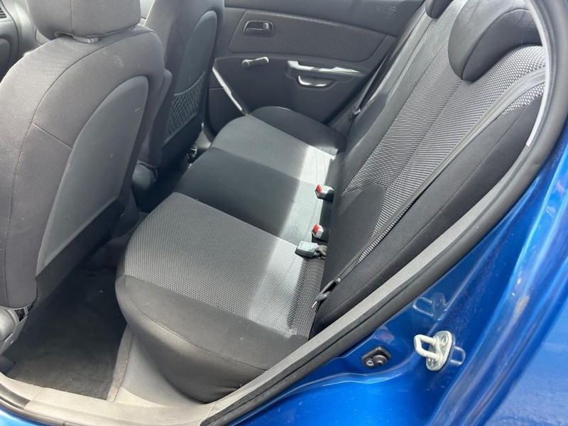 Kia Rio Vehicle Full-screen Gallery Image 03