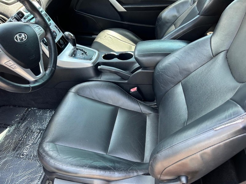 Hyundai Genesis Coupe Vehicle Full-screen Gallery Image 05