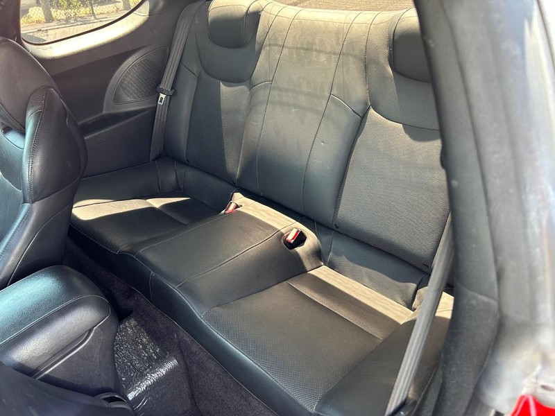 Hyundai Genesis Coupe Vehicle Full-screen Gallery Image 06