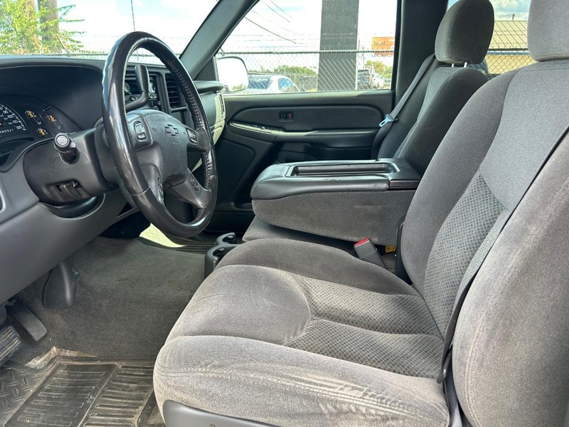 Chevrolet Silverado 2500HD Vehicle Full-screen Gallery Image 03