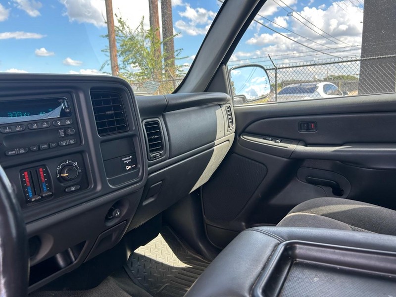 Chevrolet Silverado 2500HD Vehicle Full-screen Gallery Image 04