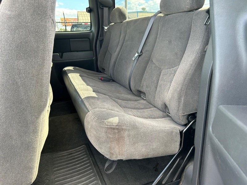 Chevrolet Silverado 2500HD Vehicle Full-screen Gallery Image 05