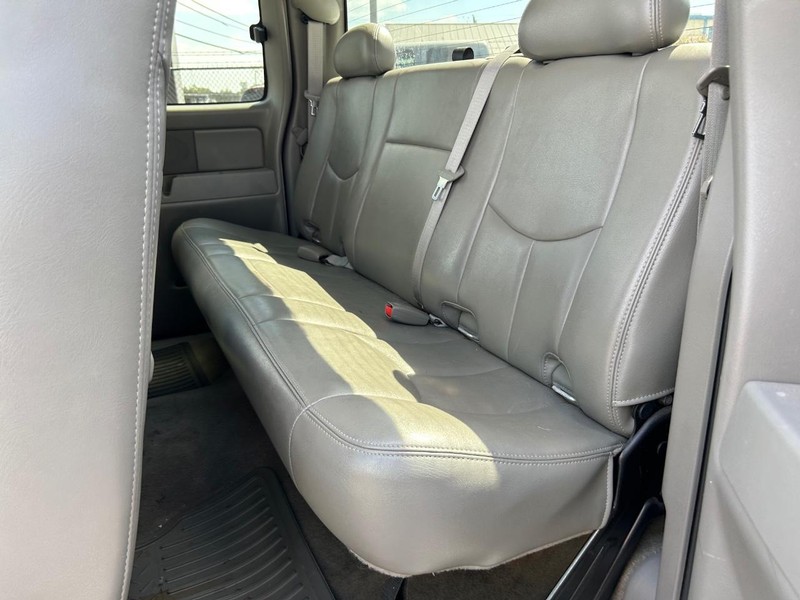 Chevrolet Silverado 1500 Vehicle Full-screen Gallery Image 06