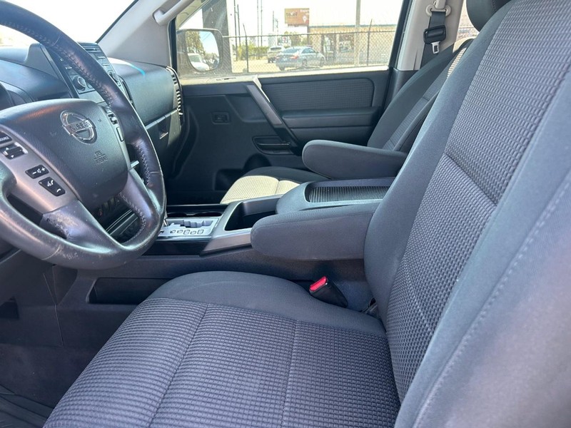 Nissan Titan Vehicle Full-screen Gallery Image 03