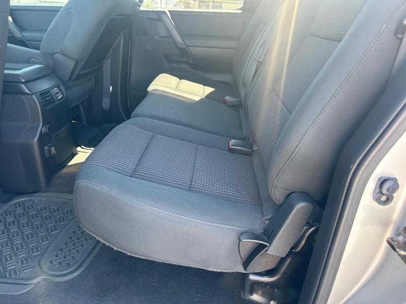 Nissan Titan Vehicle Full-screen Gallery Image 04