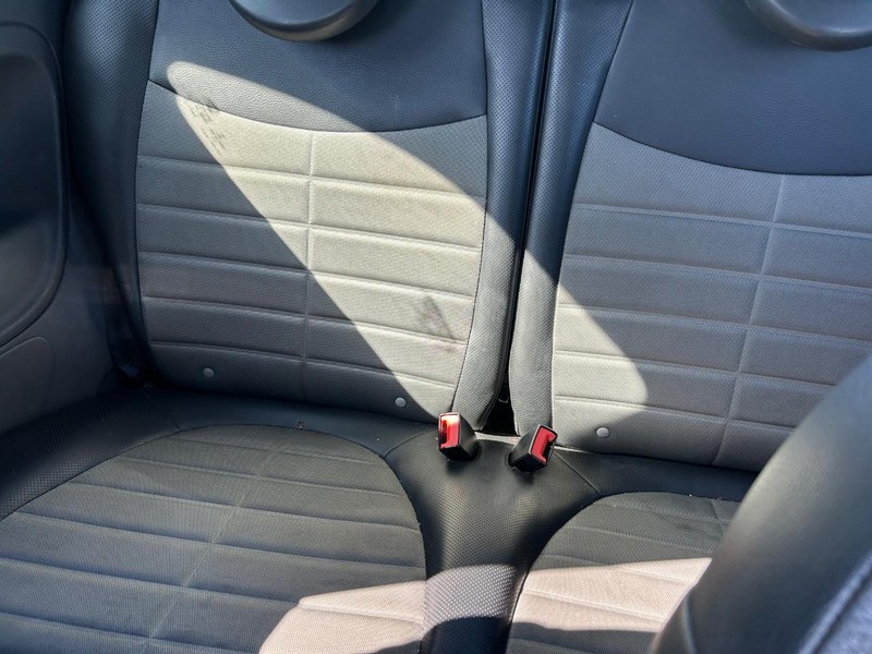 FIAT 500 Vehicle Full-screen Gallery Image 05