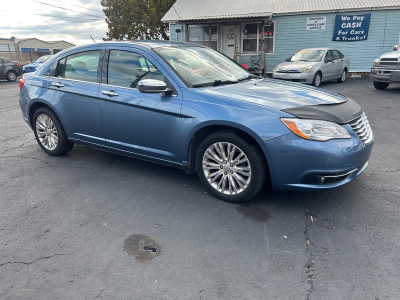 Chrysler 200 Vehicle Full-screen Gallery Image 02