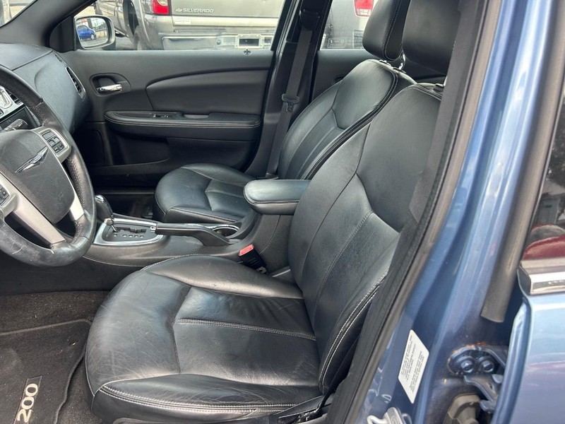 Chrysler 200 Vehicle Full-screen Gallery Image 03