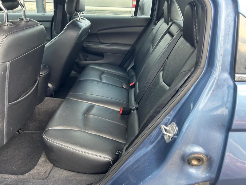 Chrysler 200 Vehicle Full-screen Gallery Image 04