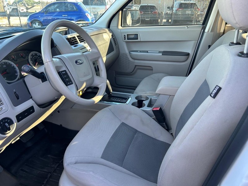 Ford Escape Vehicle Full-screen Gallery Image 04