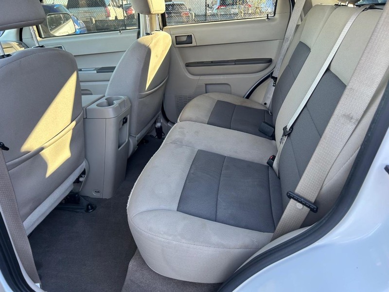 Ford Escape Vehicle Full-screen Gallery Image 05