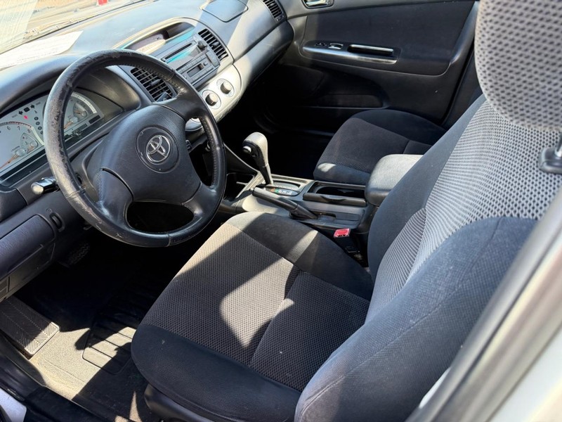 Toyota Camry Vehicle Full-screen Gallery Image 03