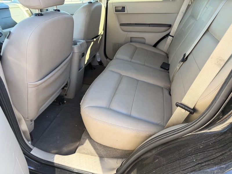 Ford Escape Vehicle Full-screen Gallery Image 05