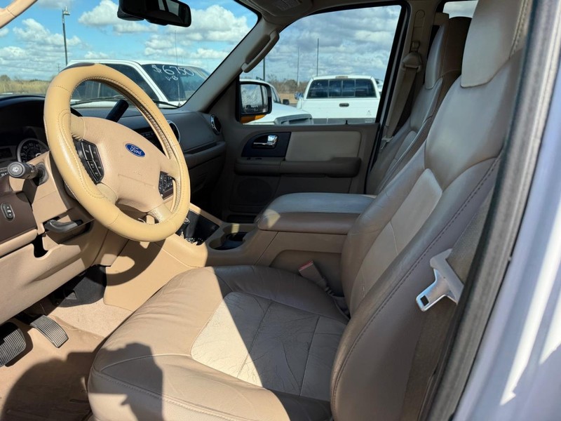 Ford Expedition Vehicle Full-screen Gallery Image 03