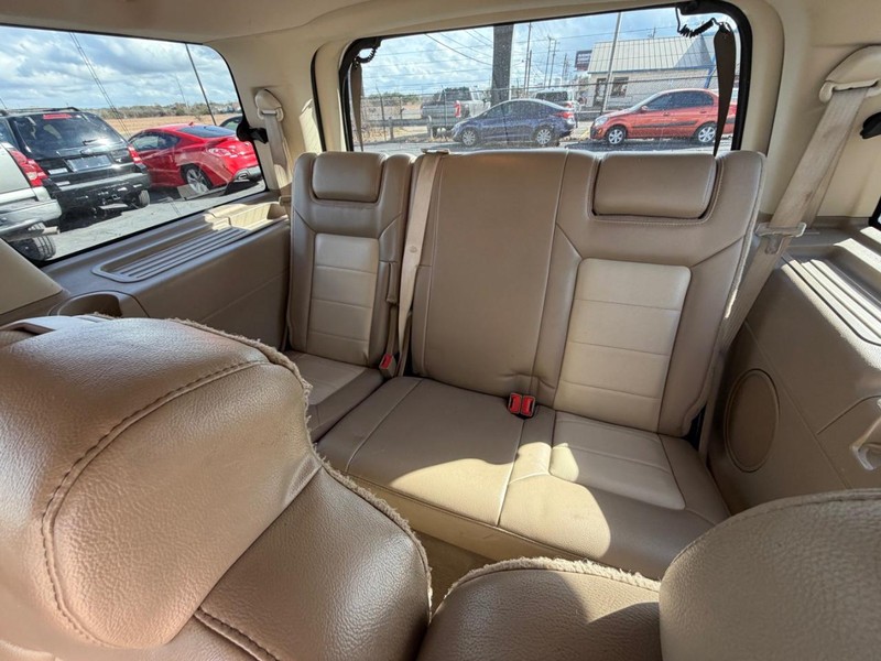 Ford Expedition Vehicle Full-screen Gallery Image 05