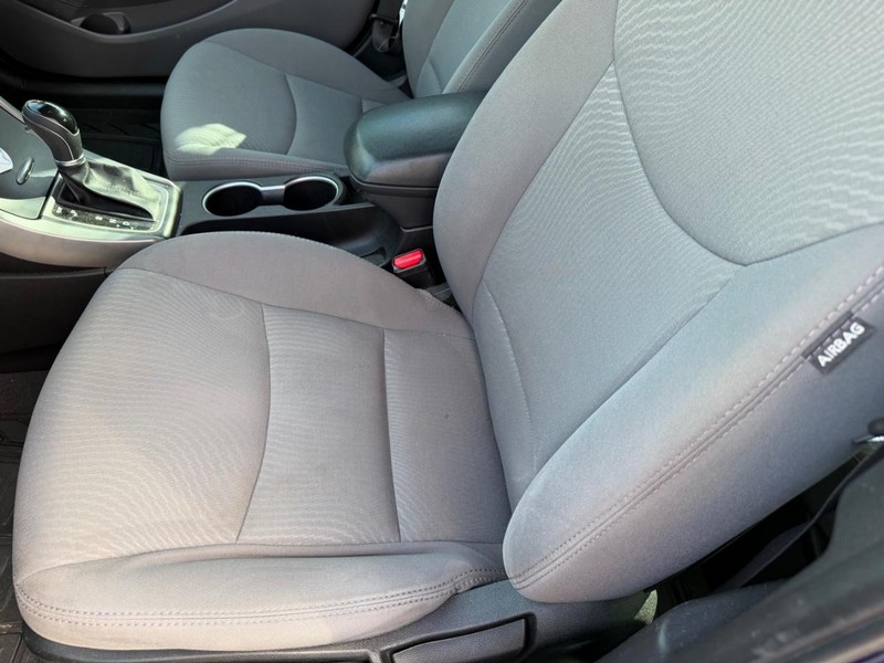 Hyundai Elantra Vehicle Full-screen Gallery Image 02