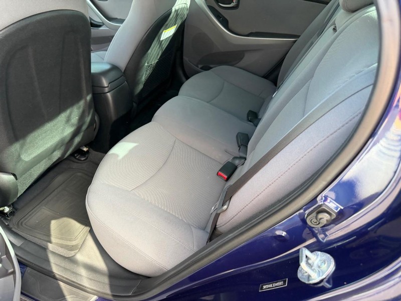 Hyundai Elantra Vehicle Full-screen Gallery Image 05