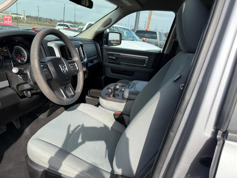 Ram 1500 Classic Vehicle Full-screen Gallery Image 03