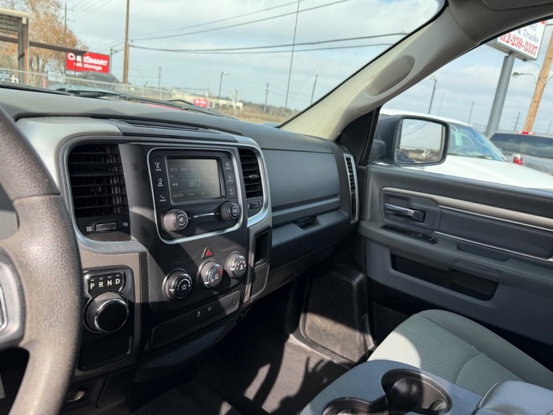 Ram 1500 Classic Vehicle Full-screen Gallery Image 04