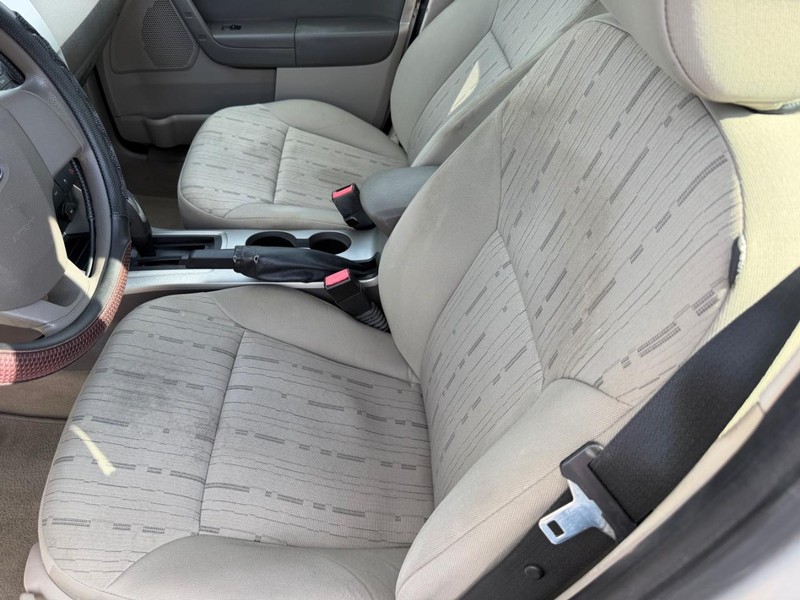 Ford Focus Vehicle Full-screen Gallery Image 02