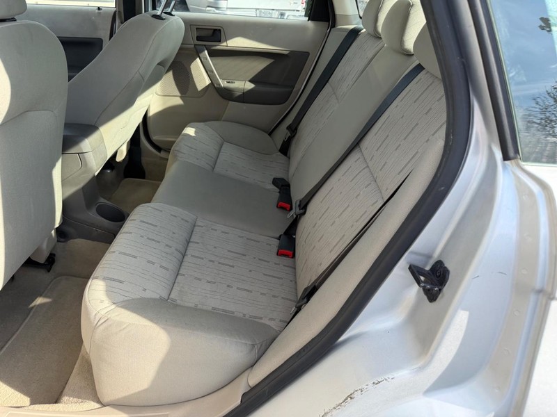 Ford Focus Vehicle Full-screen Gallery Image 03