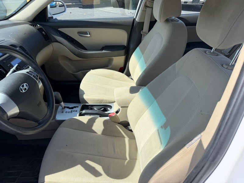 Hyundai Elantra Vehicle Full-screen Gallery Image 03