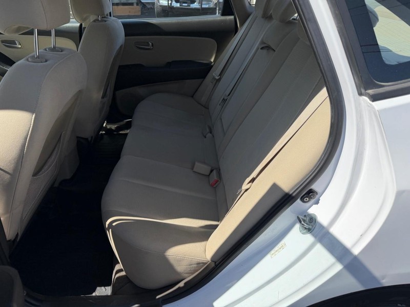 Hyundai Elantra Vehicle Full-screen Gallery Image 04