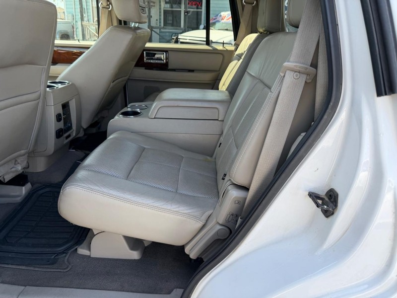 Lincoln Navigator Vehicle Full-screen Gallery Image 04