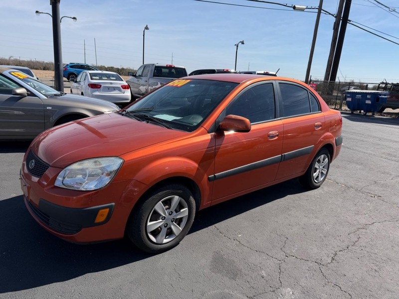 Kia Rio Vehicle Full-screen Gallery Image 02