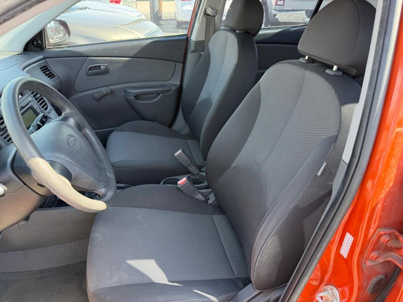 Kia Rio Vehicle Full-screen Gallery Image 03