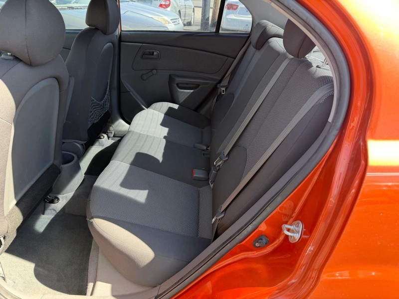 Kia Rio Vehicle Full-screen Gallery Image 04