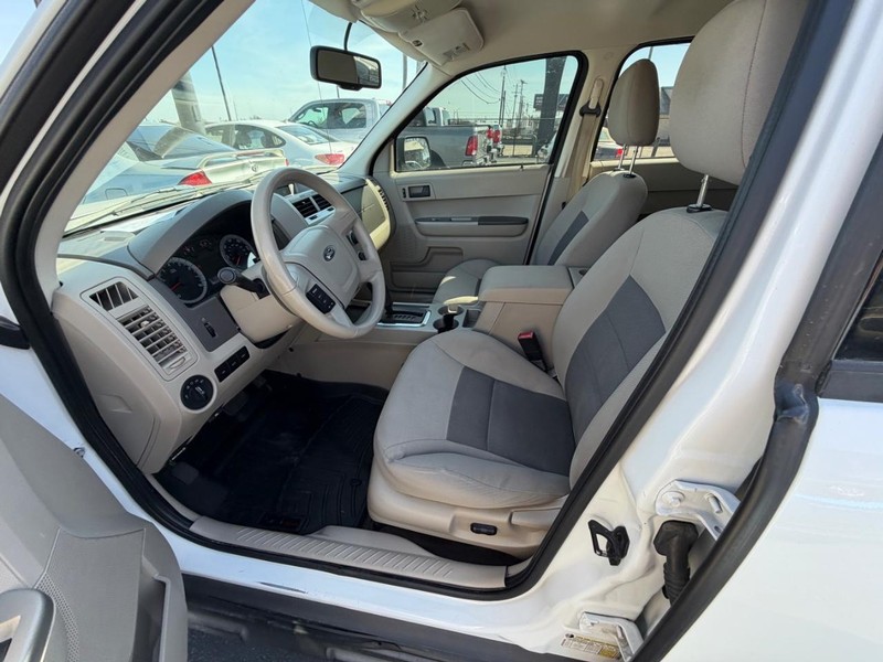 Ford Escape Vehicle Full-screen Gallery Image 05