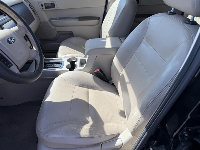 Ford Escape Vehicle Full-screen Gallery Image 03