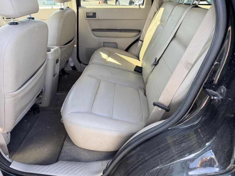 Ford Escape Vehicle Full-screen Gallery Image 04