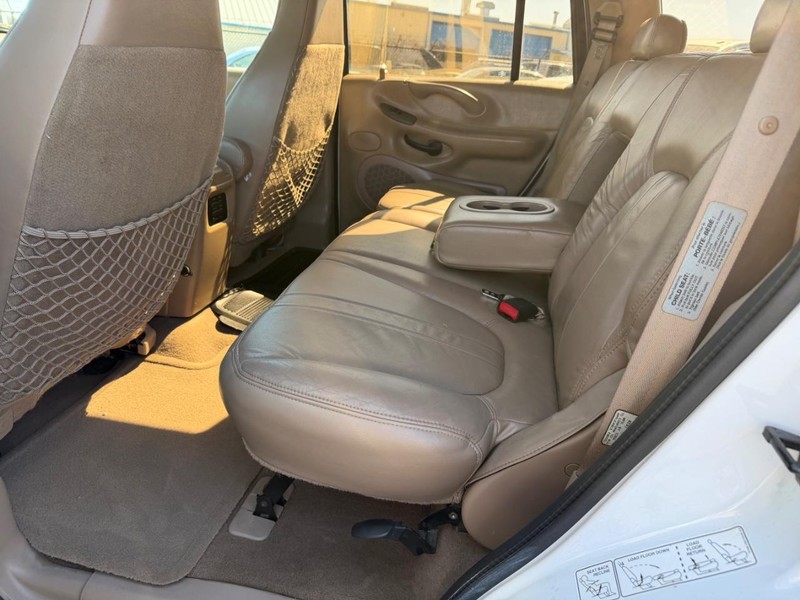 Ford Expedition Vehicle Full-screen Gallery Image 03