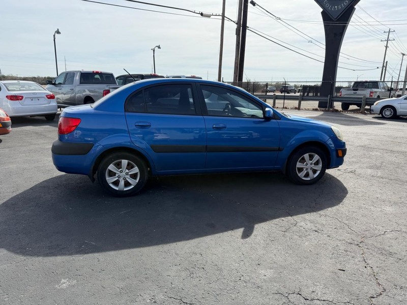 Kia Rio Vehicle Full-screen Gallery Image 02