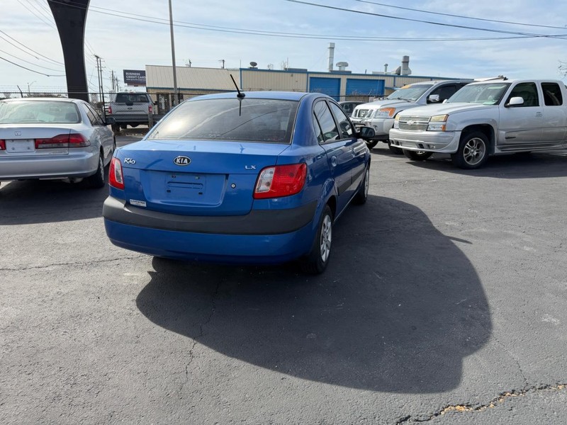 Kia Rio Vehicle Full-screen Gallery Image 03