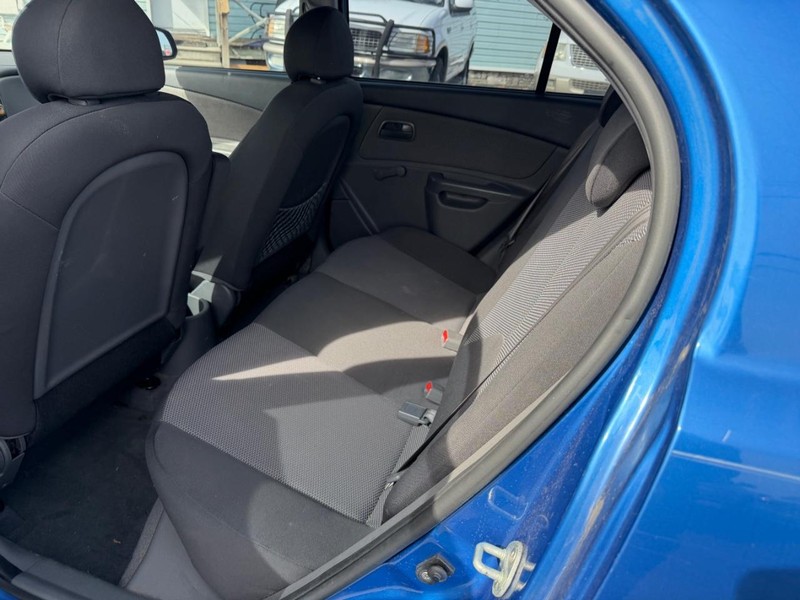 Kia Rio Vehicle Full-screen Gallery Image 05