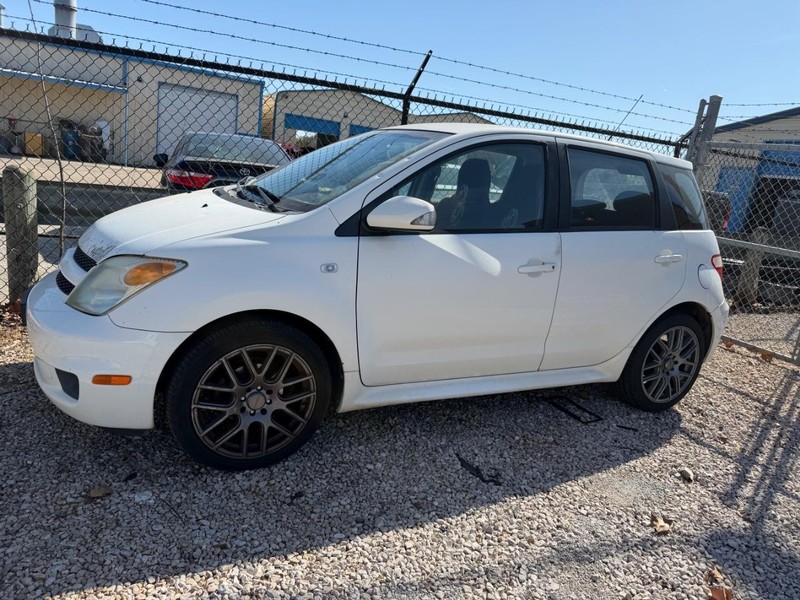 Scion xA Vehicle Full-screen Gallery Image 01