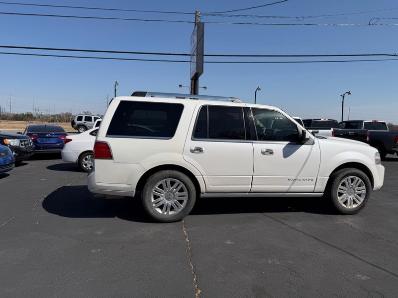Lincoln Navigator Vehicle Full-screen Gallery Image 02