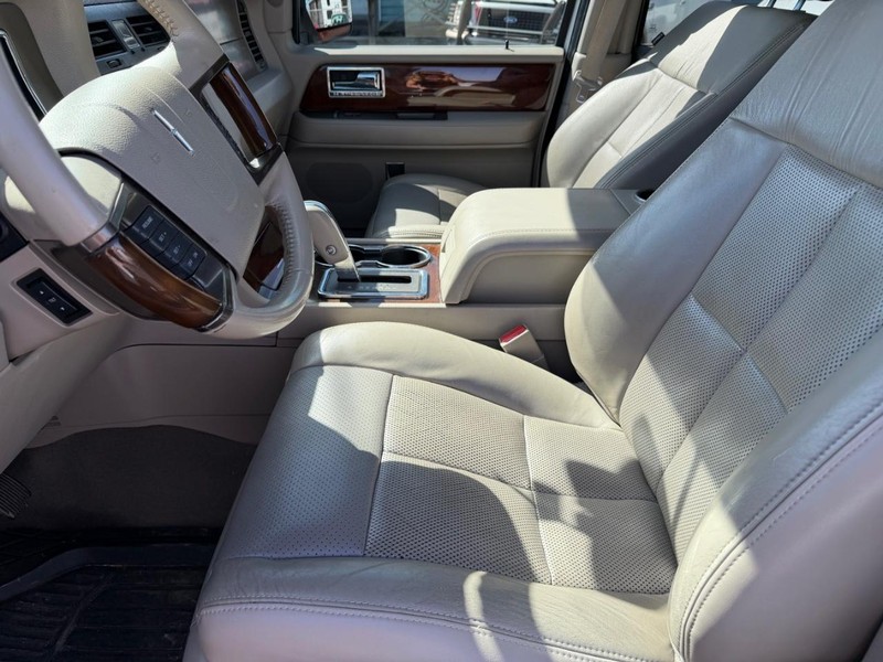 Lincoln Navigator Vehicle Full-screen Gallery Image 03
