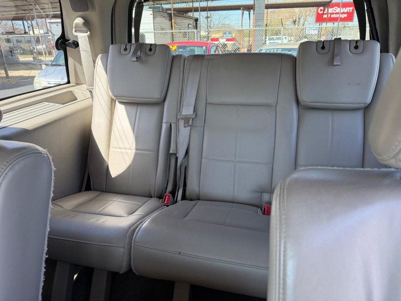 Lincoln Navigator Vehicle Full-screen Gallery Image 05