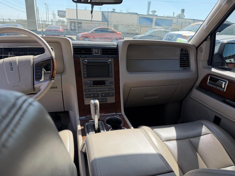 Lincoln Navigator Vehicle Full-screen Gallery Image 06