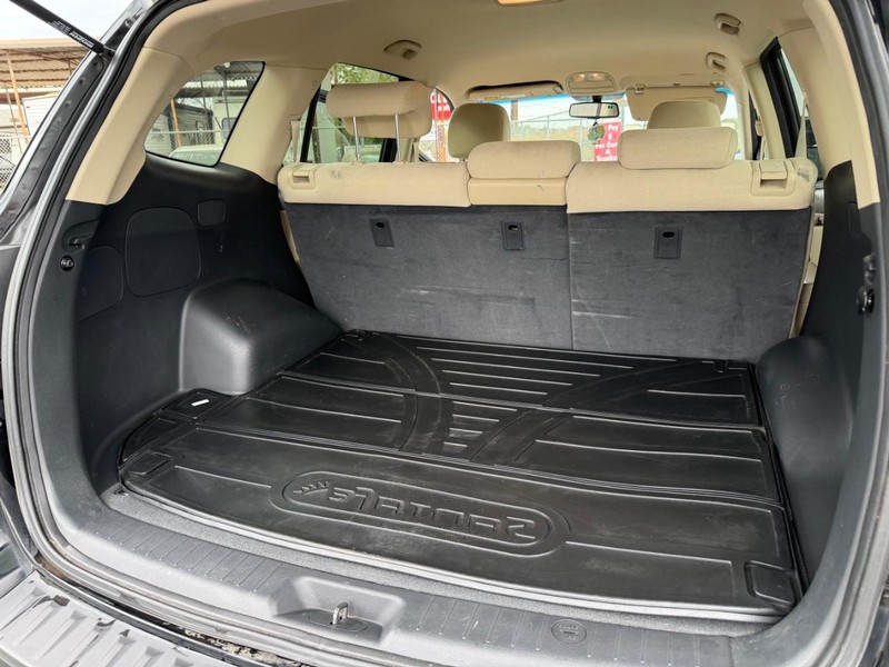 Hyundai Santa Fe Vehicle Full-screen Gallery Image 05