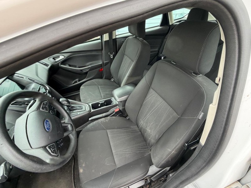 Ford Focus Vehicle Full-screen Gallery Image 03