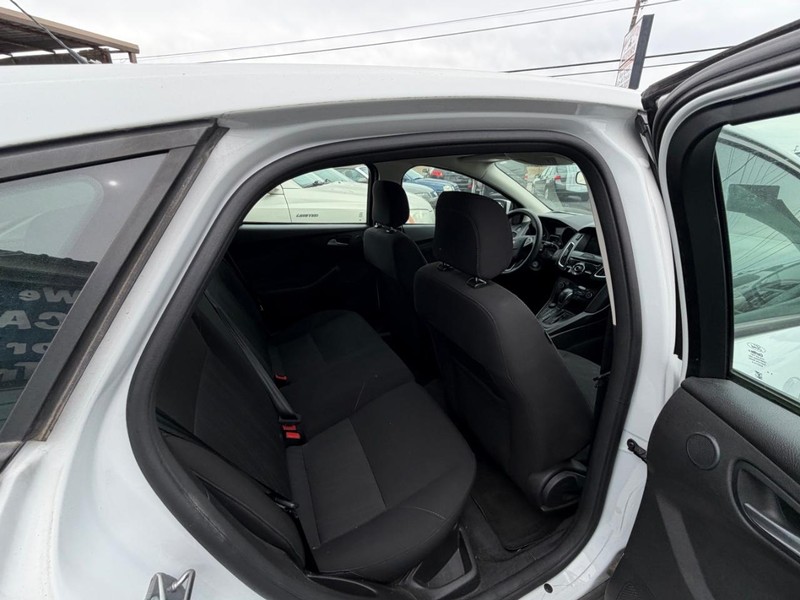 Ford Focus Vehicle Full-screen Gallery Image 04