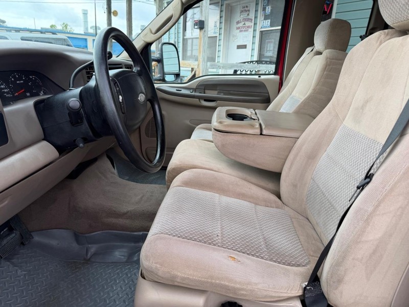 Ford Super Duty F-250 Vehicle Full-screen Gallery Image 03